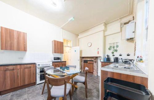 Kentish Town Apartment | Room for Three in Camden Town