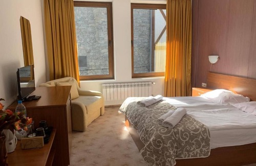 Shiligarnika House | Room-granat Double Room 3- Next to Gondo