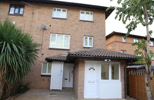 Thamesmead East House | Room in House - Aa Guest Room2