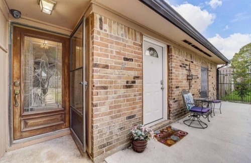Southbelt/Ellington House | Room in house close to Hobby airport Houston