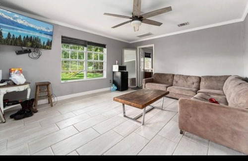Southbelt/Ellington House | Room in house close to Hobby airport Houston