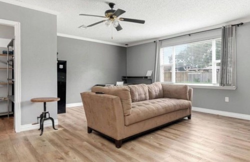 Southbelt/Ellington House | Room in house close to Hobby airport Houston