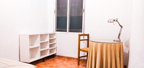 El Ejido House | Room in Malaga Center, Homestay "Window to Road" - Habitación en Apartamento, Ventana a la careterra!