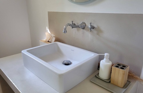 Oppede Bed & Breakfast | Room in private cabana, bathroom, WC, small kitchen, private pool