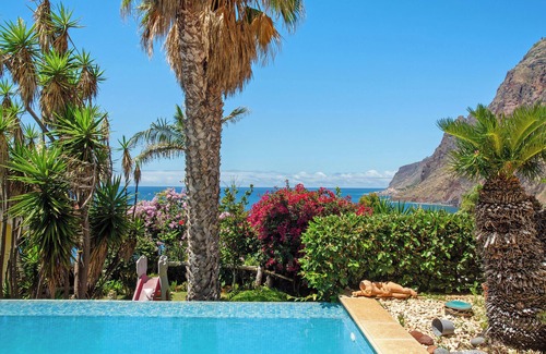 Jardim do Mar Apartment | Room 'Suite Bela Vigia 2' with Shared Pool, Shared Garden and Wi-Fi