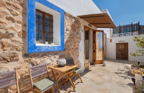 Sant Carles de Peralta Apartment | Room 'Tramontana' with Mountain View, Wi-Fi, and Air Conditioning