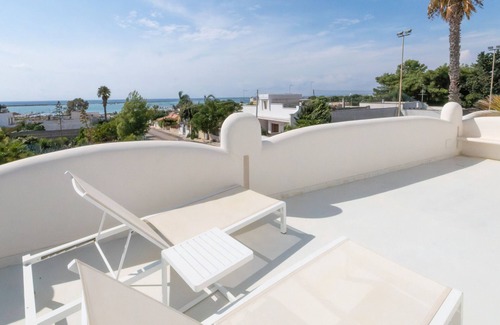 Porto Cesareo Apartment | Room 'Valentino Luxury - 01' with Sea View, Wi-Fi and Air Conditioning