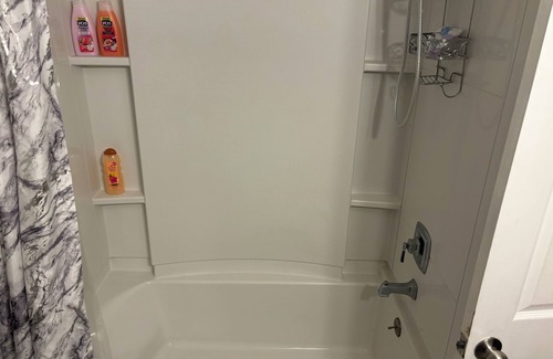 Disputanta House | Room with a Full Bed in a quiet neighborhood. I-95, VSU, Fort Gregg Adams near