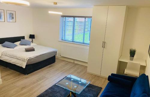 Peterborough Apartment | Roomello luxury City Studios