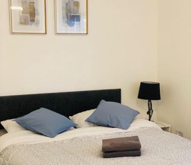 Peterborough Apartment | Roomello luxury City Studios