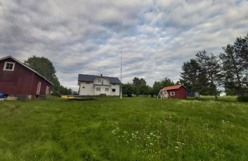 Muonio House | Rooms in a big wooden home, kotimajoitus, homestay