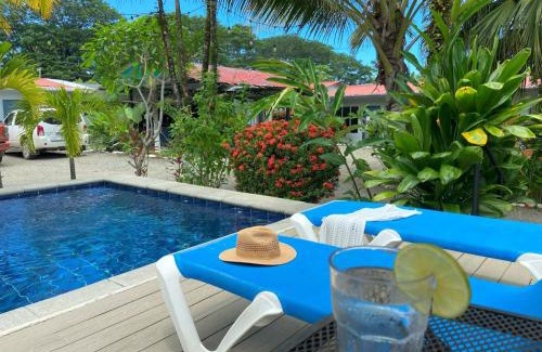 Uvita Apartment | Rooms & Pool Macaws