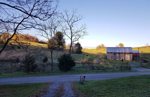 Tannersville House | Roomy Relaxing House Large Yard Stores Restaurants Trails Lake River Paved Drive