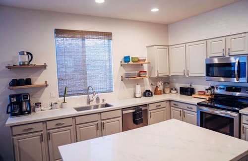 Power Ranch House | Roomy & Remodeled Modern Hacienda—5 bd 3.5 ba, 2 Masters and 3 kings!