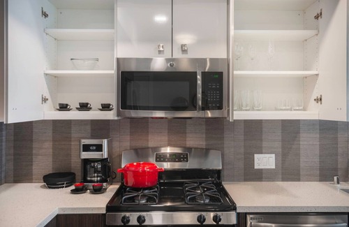 South of Market Apartment | Roomy SoMa 1BR w/ Gym, Roofdeck, BBQs, walk to Tech HQs by Blueground