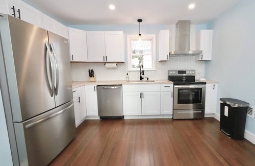 Manchester House | Roosevelt House, sleeps 12, weddings, Big groups, Parking, 2 full kitchens