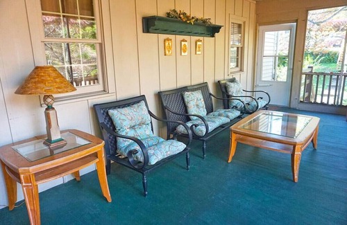 Coshocton Apartment | Roscoe Retreat in Heart of Historic Roscoe Village