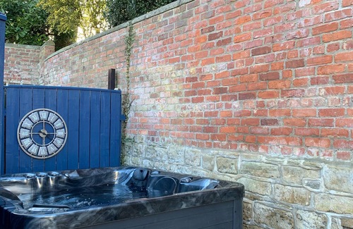 Morpeth House | Rose Cottage - Hot Tub - Town Centre