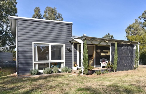 Broke Apartment | Rose Cottage Studio Romantic or Solo Getaway. Spa, Games Room