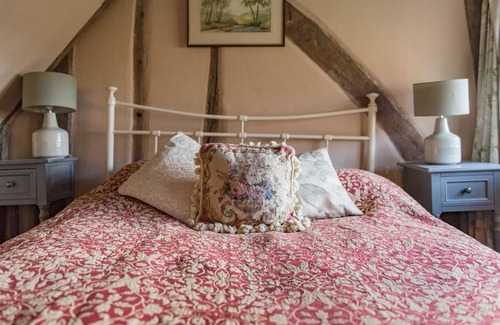 Biddenden Cottage | Rose Garden - a holiday let that sleeps 4 guests in 2 bedrooms