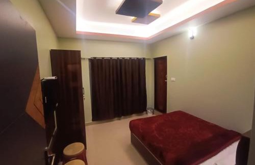 West Mere Bed & Breakfast | Rose Garden Enclave for Families & Executives