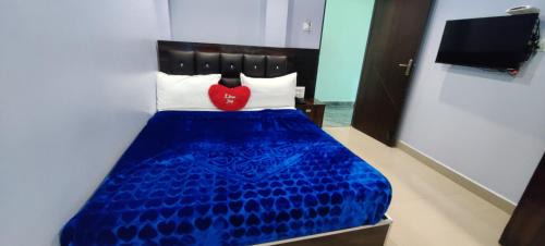 West Mere Bed & Breakfast | Rose Garden Enclave for Families & Executives
