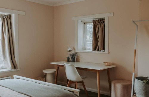 East Launceston House | Rose Gold Hideaway (ITAS) - Charming 2-Bedroom Retreat at 1A Beulah Gardens