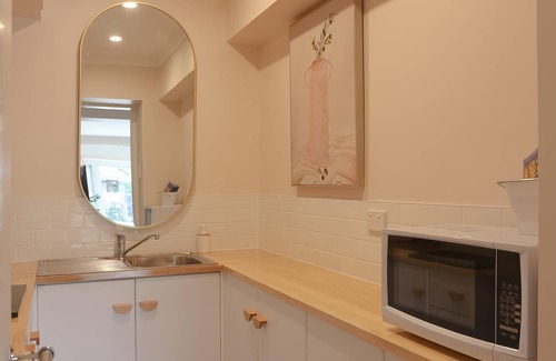 East Launceston House | Rose Gold Hideaway (ITAS) - Charming 2-Bedroom Retreat at 1A Beulah Gardens