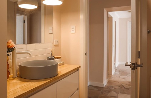 East Launceston House | Rose Gold Hideaway (ITAS) - Charming 2-Bedroom Retreat at 1A Beulah Gardens
