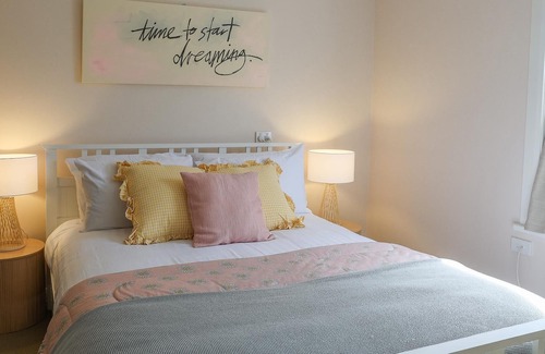 East Launceston House | Rose Gold Hideaway (ITAS) - Charming 2-Bedroom Retreat at 1A Beulah Gardens