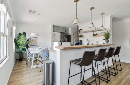 Radcliffeborough Apartment | Rose Suite: Timeless Comfort only 5 Blocks to King