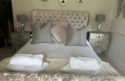 Brixham House | Rosedale a charming 3 bedroom detached cottage with parking
