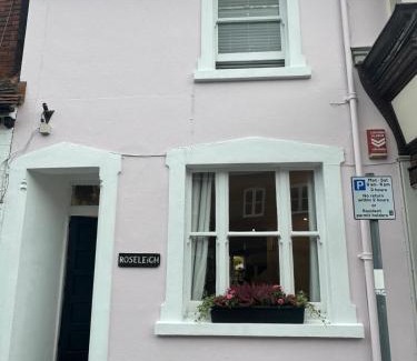 Cookham House | Roseleigh Cottage in the Heart of Cookham