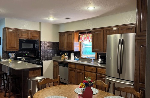 Paris House | Rosewood Cottage…sleeps up to 7!—Cleaning fee included in nightly rate!