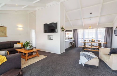 Kawaha Point House | ROTORUA - Blackwood Fairy Springs *Family friendly holiday home*