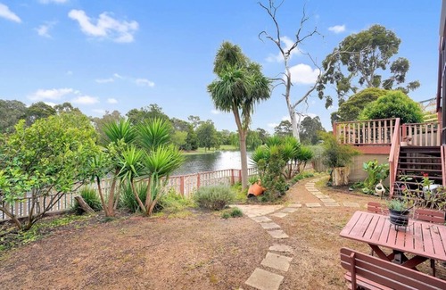 Rowville House | Rowville 3BR family Lakeside Retreat