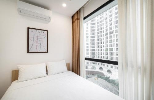 Thanh Xuan Apartment | Royal City 2BR Apartment Full Amenities, Kitchen, Balcony, Near Downtown