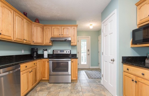 Royal Pines House | Royal Cottage Mountain Views, Deck & Close to Downtown AVL, Dog Friendly