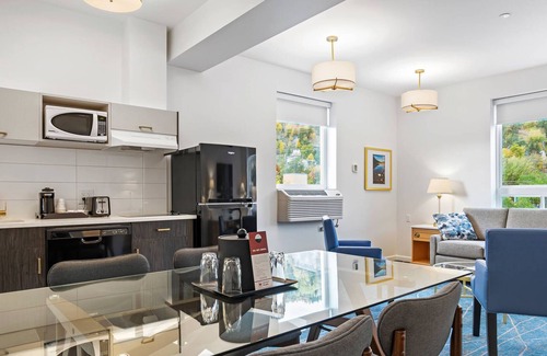 Trail Apartment | Royal Riverside Suite - 2 Kings with Queen Sofa bed and Kitchen