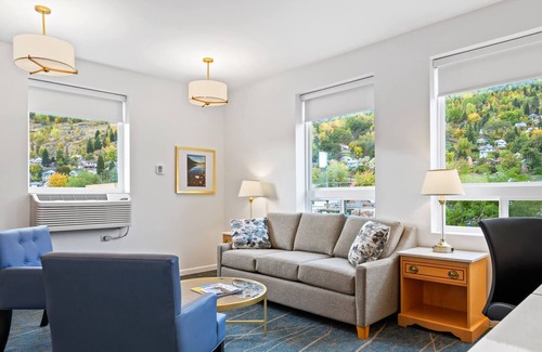 Trail Apartment | Royal Riverside Suite - 2 Kings with Queen Sofa bed and Kitchen