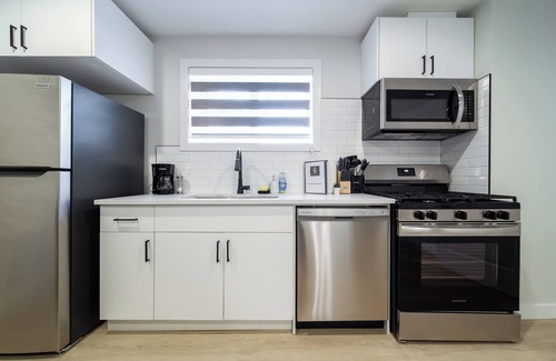 Jasper Place House | RoyalBlueBSMTsuite/KingBed/FreeParking/Netflix