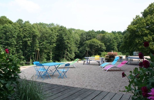 Le Clerjus Bed & Breakfast | Ruby Room: Elegance and Comfort in the Heart of Nature