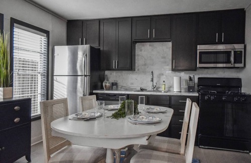 Northgate Apartment | Rudder's Retreat: Walk to A&M, Comfy King Bed