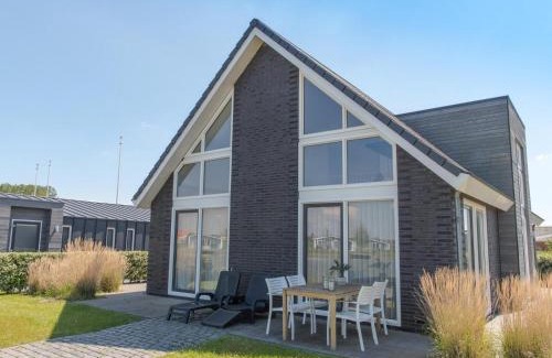 Wemeldinge House | Ruim en licht, comfortabel en stijlvol ingericht huis met uitzicht op het meer 16