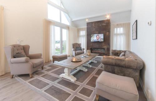 Wemeldinge House | Ruim en licht, comfortabel en stijlvol ingericht huis met uitzicht op het meer 16