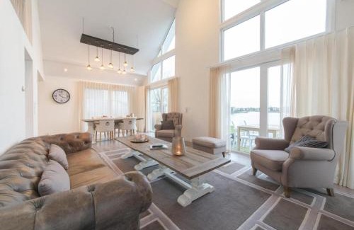 Wemeldinge House | Ruim en licht, comfortabel en stijlvol ingericht huis met uitzicht op het meer 16