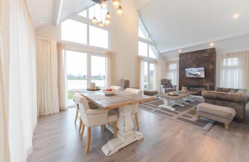Wemeldinge House | Ruim en licht, comfortabel en stijlvol ingericht huis met uitzicht op het meer 16