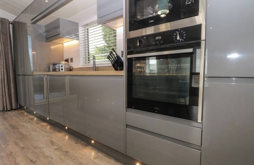 Knott End-on-Sea Cottage | RUPERTS RETREAT, family friendly, with hot tub in Garstang