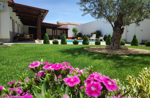 Pedro Munoz Ski Chalet | Rural house with pool and garden.