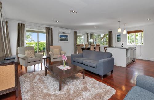 Russell House | Russell Cottages - Russell Holiday Home